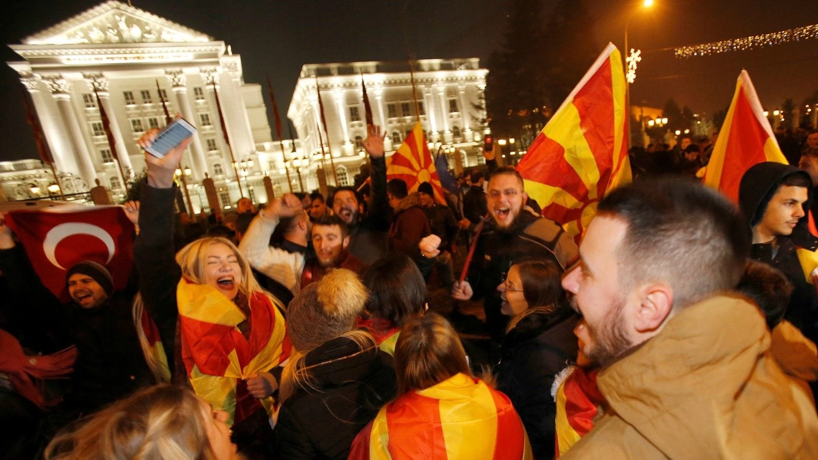 Βούλγαρος πολιτικός αναλυτής: Τι γιόρταζαν οι Σκοπιανοί στους δρόμους με τη σημαία της Βεργίνας;